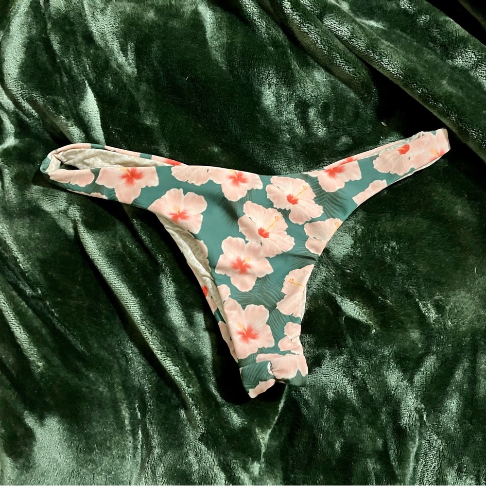 Acacia Axel Bottom in Mahalo